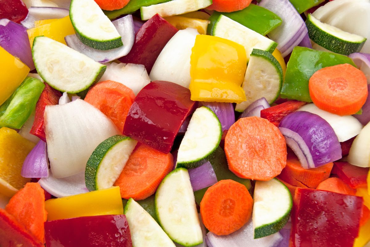 Carote, zucchine, peperoni, cipolle tagliate per giardiniera