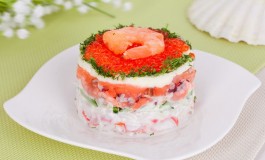 Antipasto di gamberi e salmone con yogurt greco