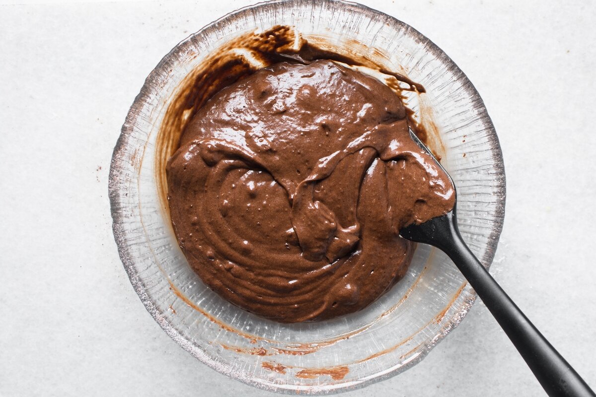 Vista dall'alto impasto al cioccolato in ciotola di vetro