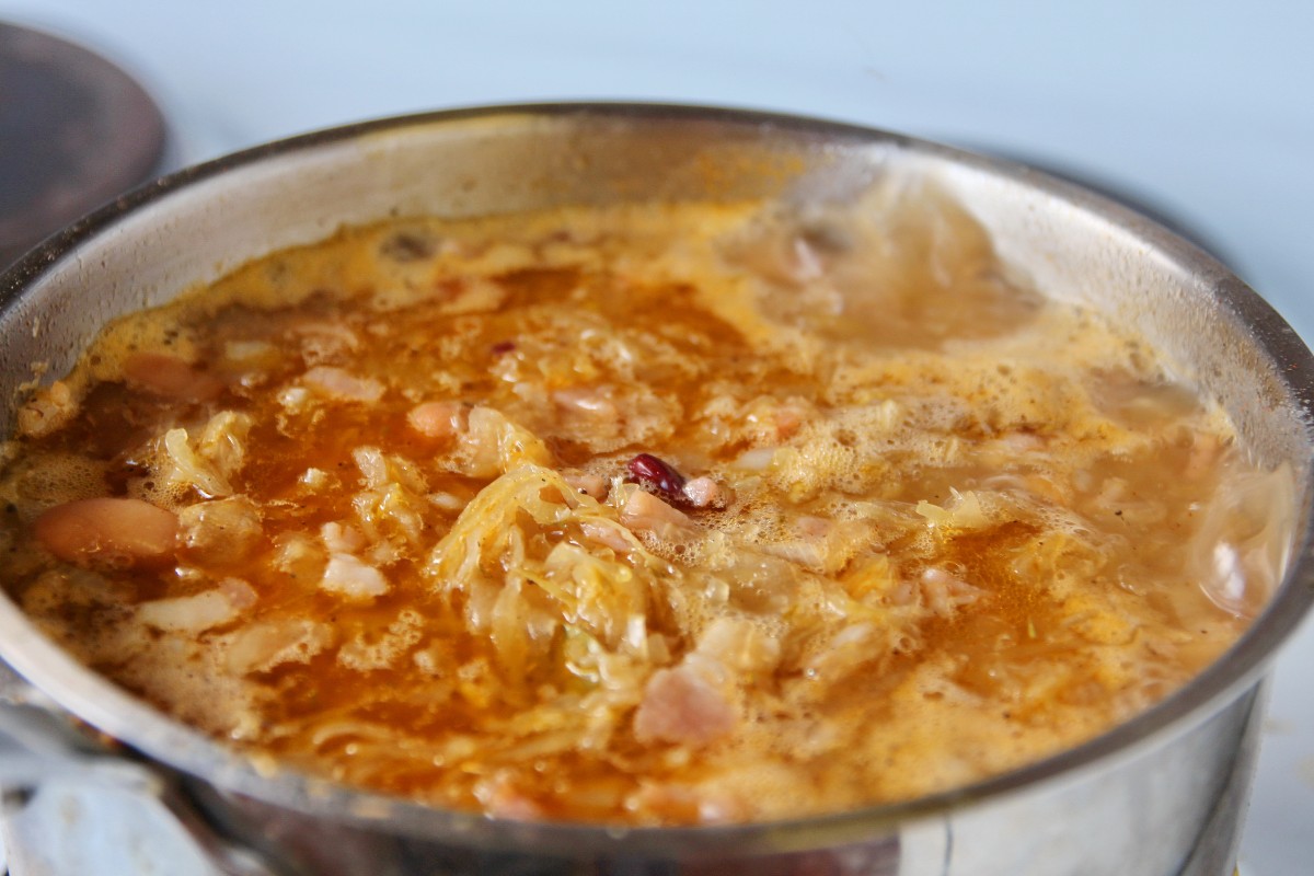 Pentola con zuppa in cottura