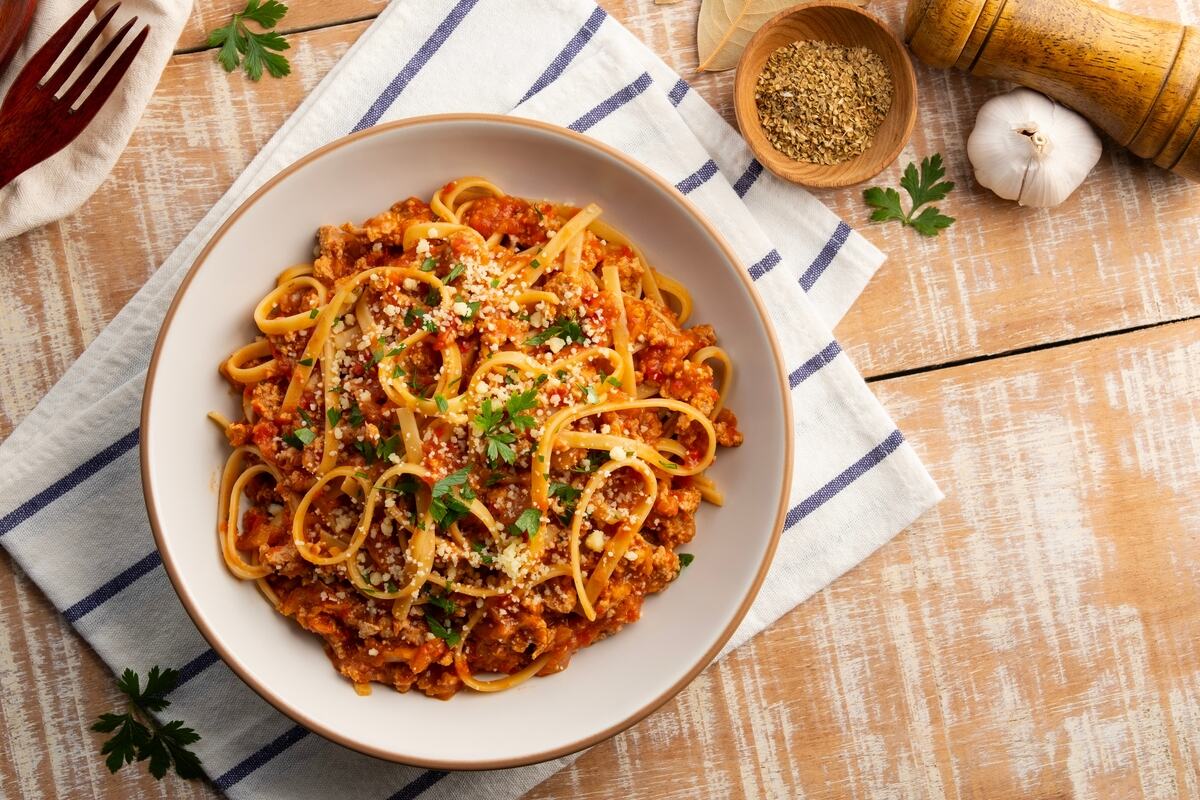 Vista dall'alto piatto di pasta tipo fettuccine condite con ragù