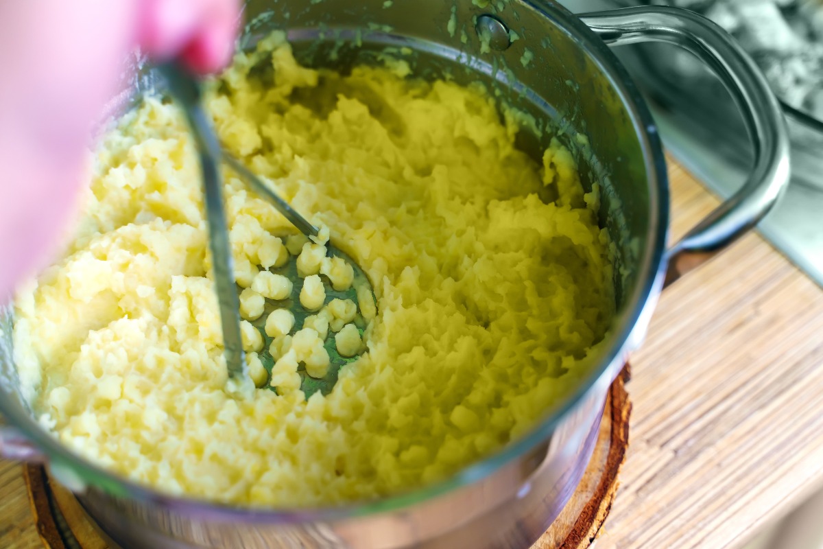 Schiacciare le patate con apposito utensile direttamente in pentola