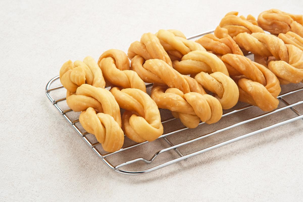 Griglia di acciaio con biscotti fritti messi ad asciugare