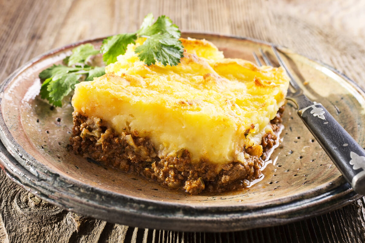Porzione di cottage pie con carne macinata e copertura di purè di patate