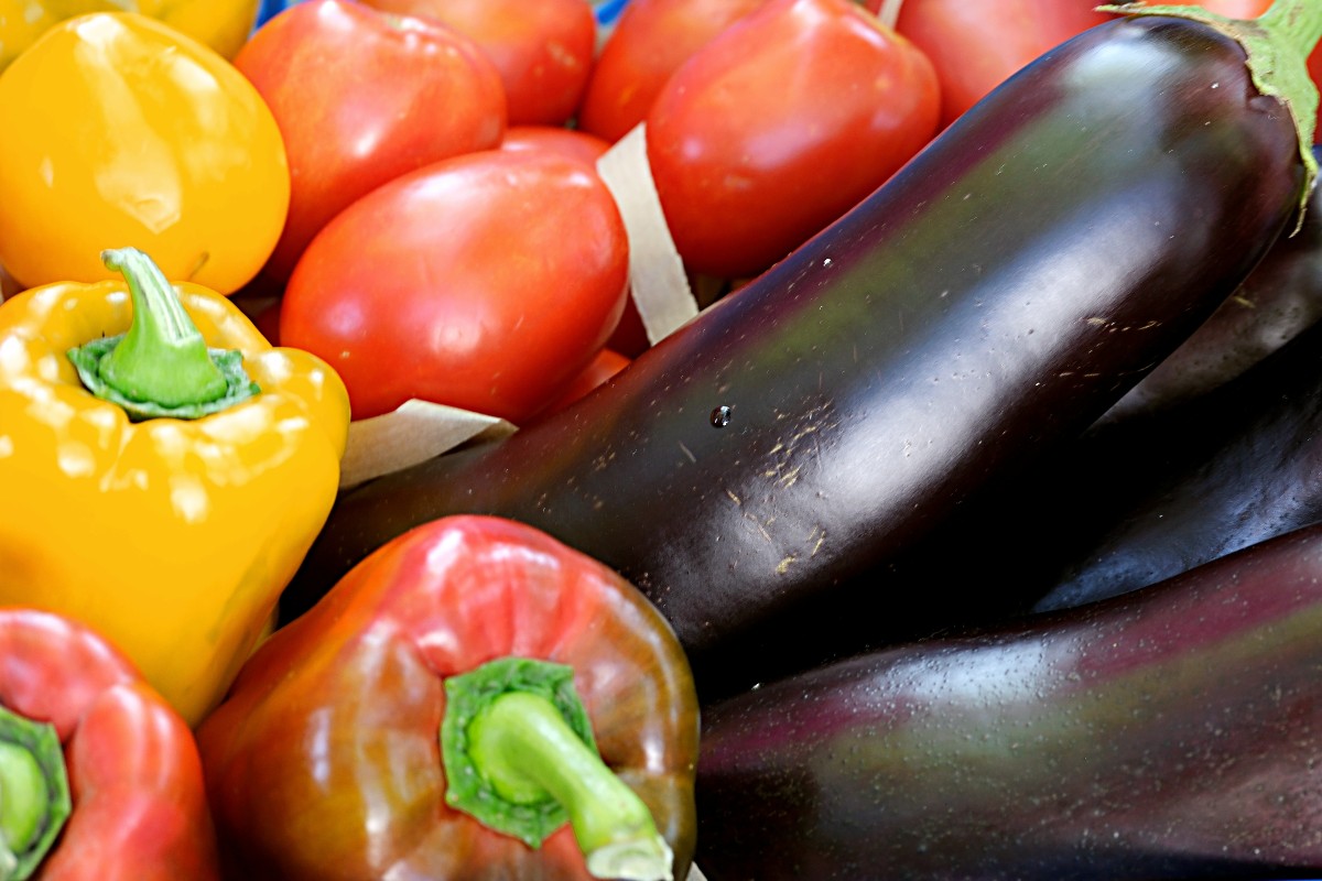 Peperoni rossi e gialli, pomodori e melanzane