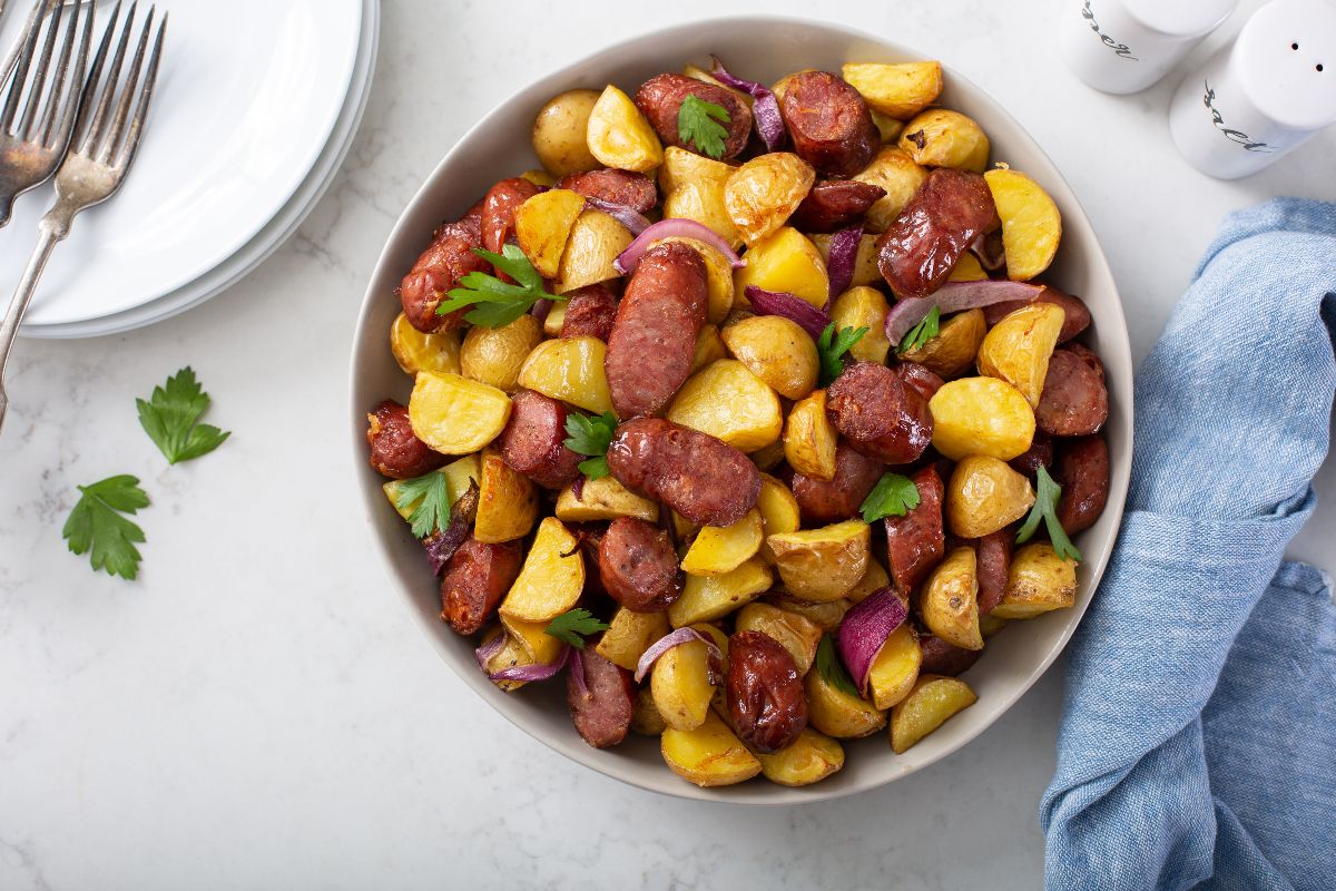 Vista dall'alto piatto di patate e würstel cotti in padella