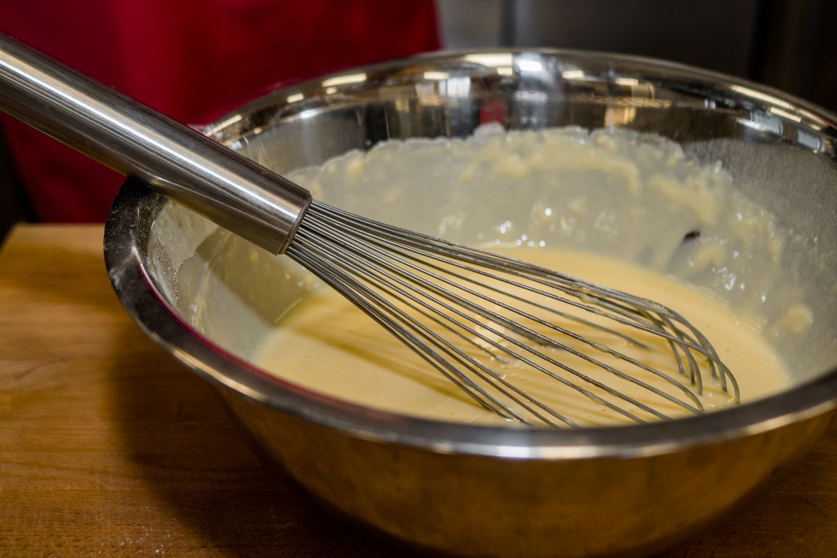 Ciotola in acciaio con composto dello zabaione da cuocere