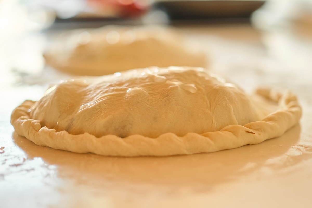 Lievitato tipo calzone chiuso a mezzaluna con cordoncino ancora da cuocere