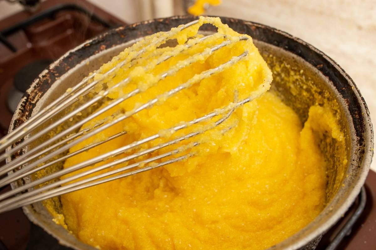 Paiolo con polenta di farina di mais