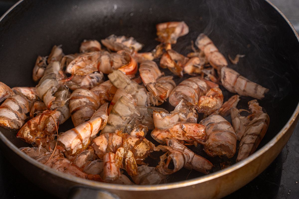 Padella con gusci di gambero