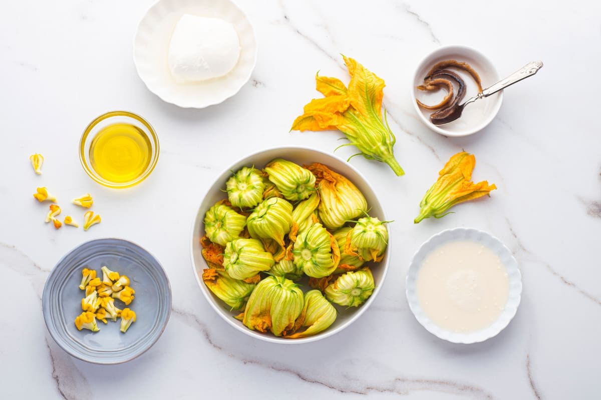 Vista dall'alto ingredienti per fiori di zucca ripieni di ricotta, acciughe e mozzarella