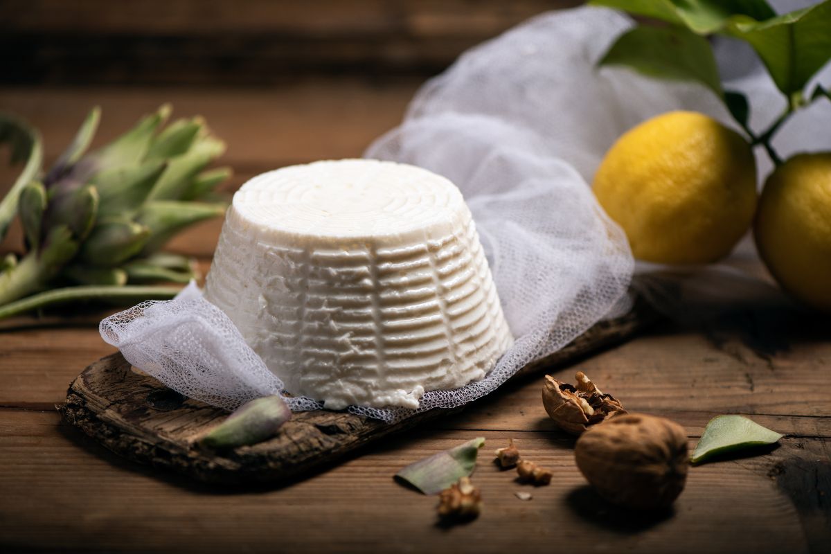 Ricotta e carciofi su tagliere di legno
