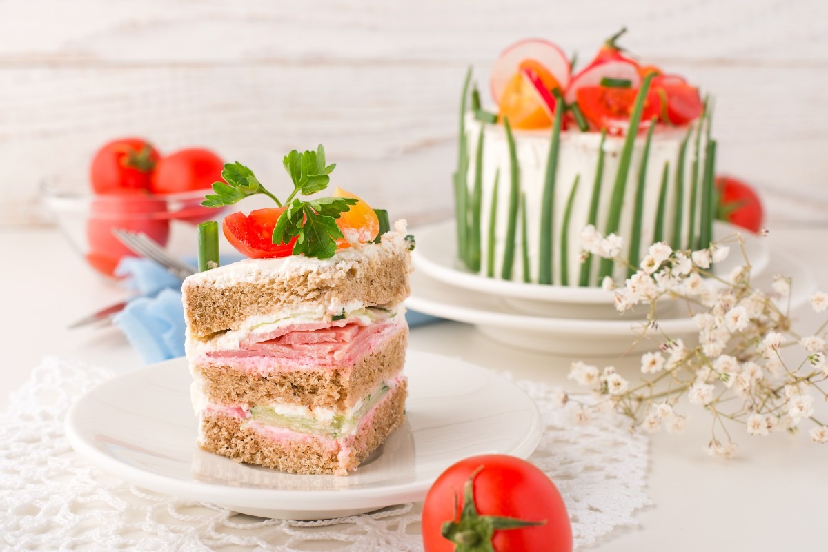 Torta di pane per tramezzini farcita con salmone