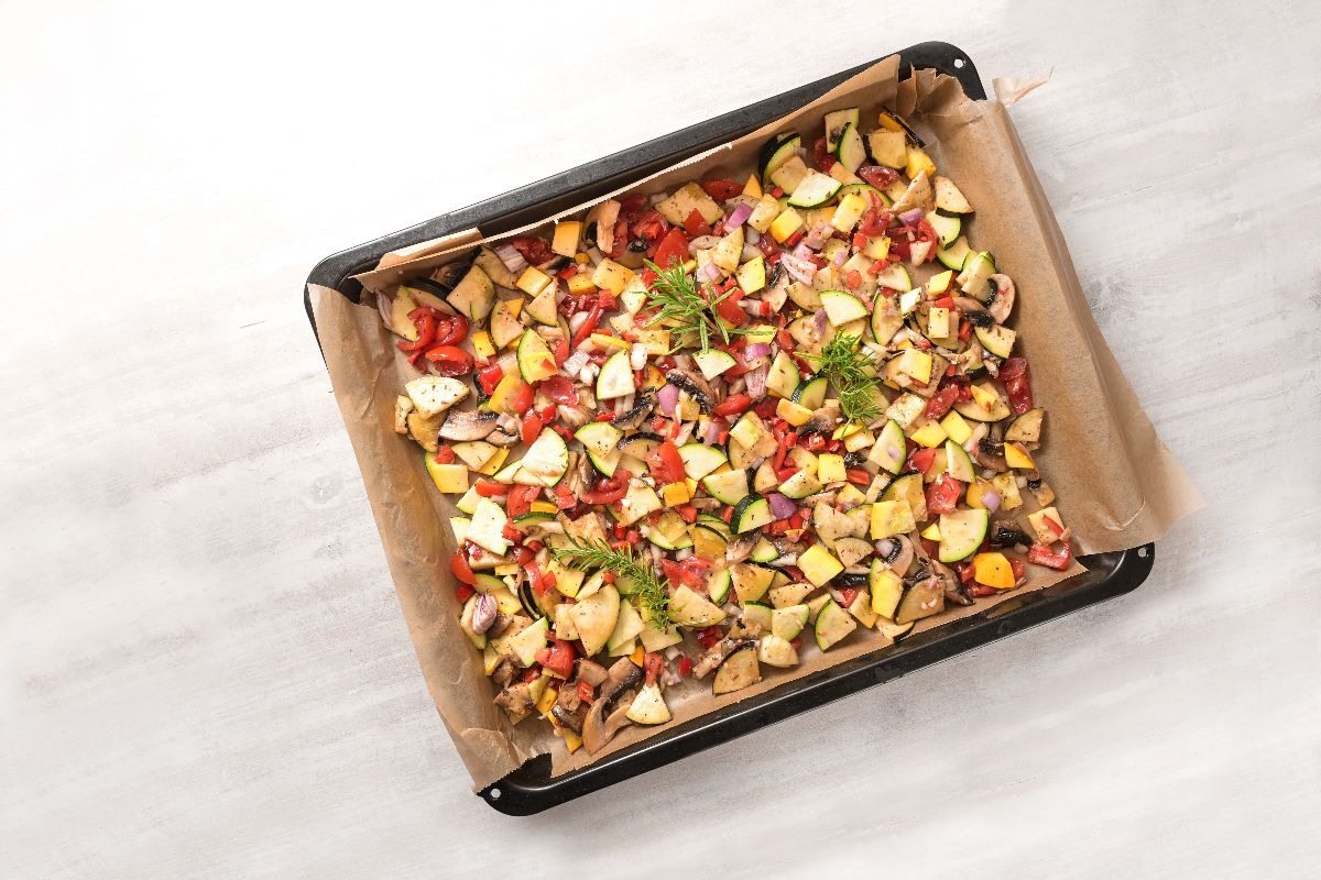 Mix di verdure estive tra cui zucchine, pomodori e melanzane cotti al forno