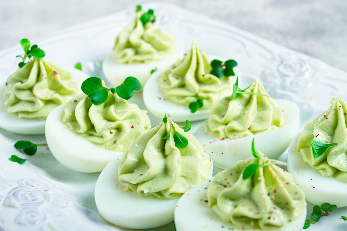 Uova primavera ripiene con purea di piselli e formaggio spalmabile