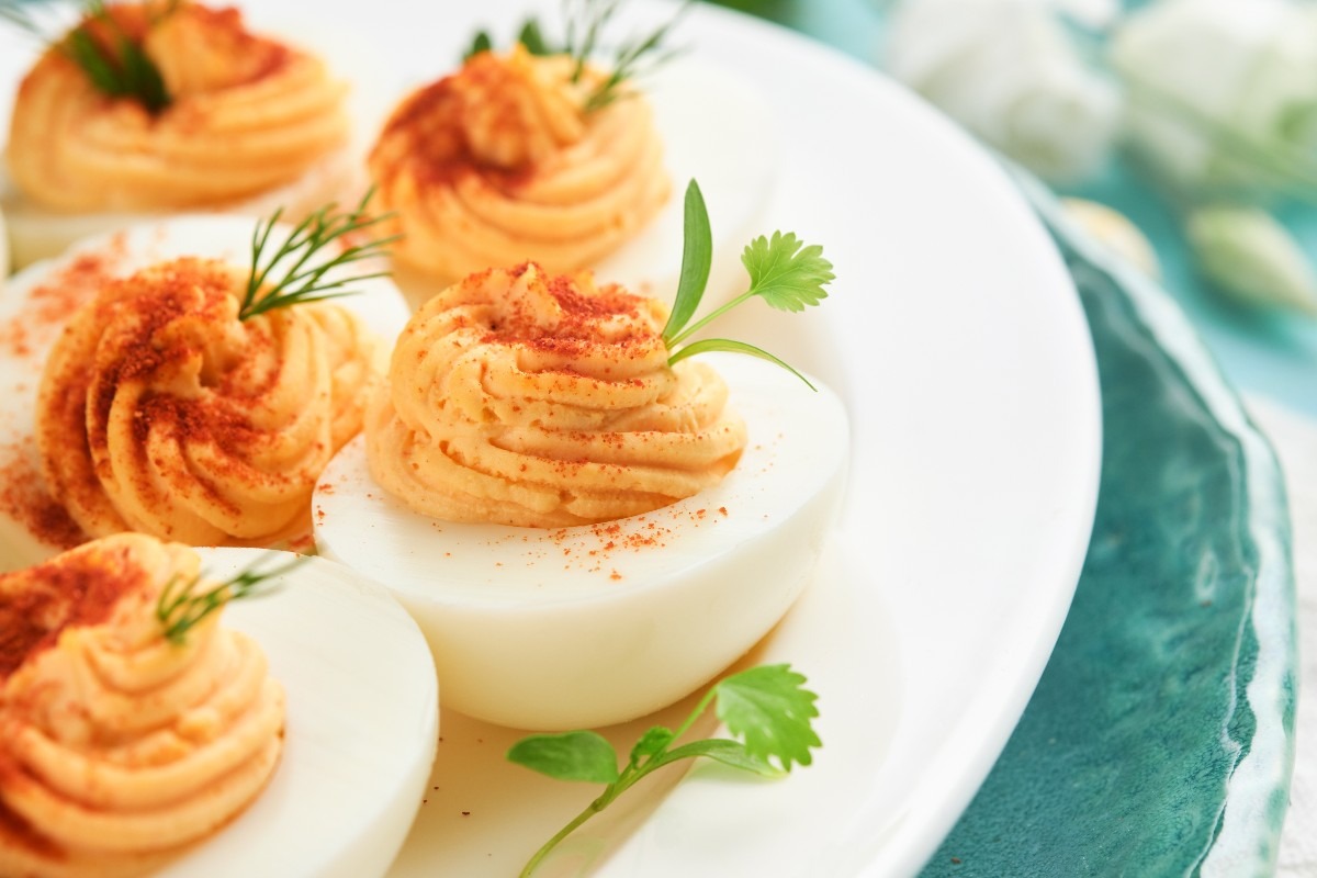 Uova primavera ripiene con concentrato di pomodoro e formaggio spalmabile