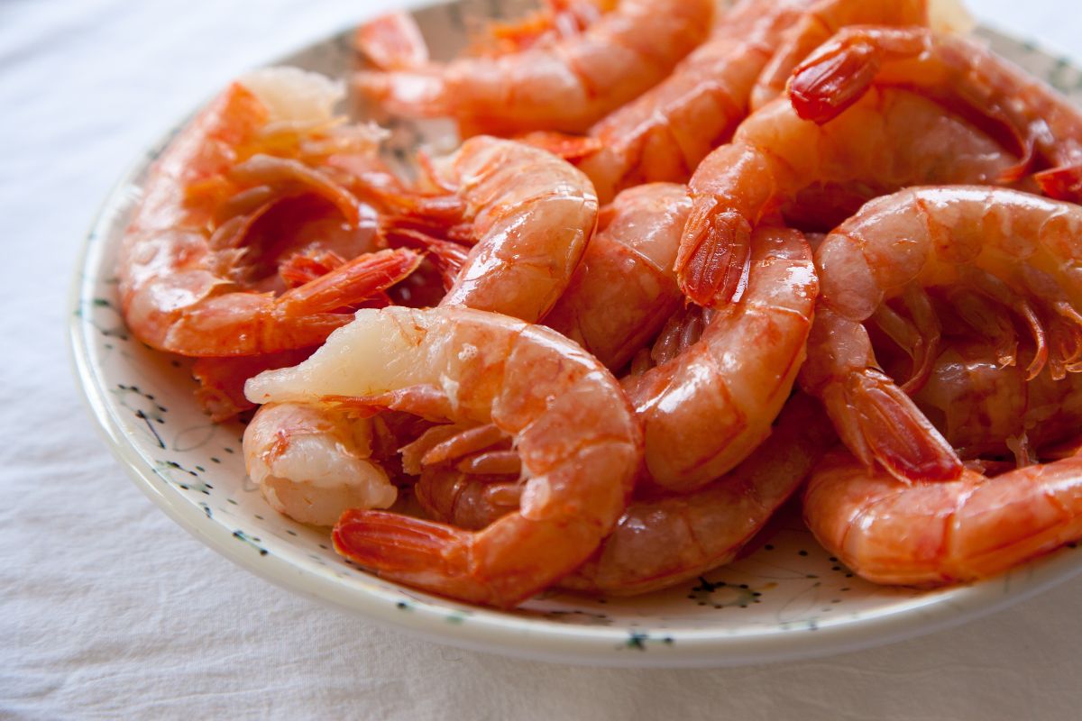 Piatto con gamberi rossi freschi senza la testa