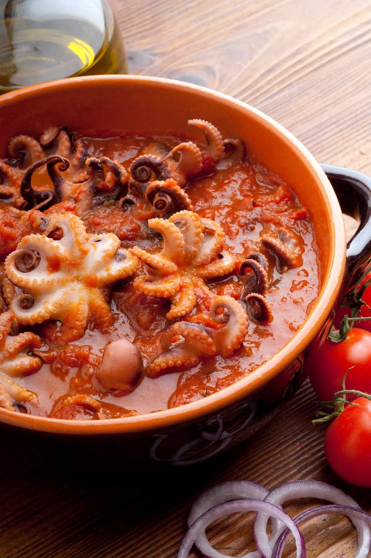 Cocotte in terracotta con polipetti al sugo di pomodoro