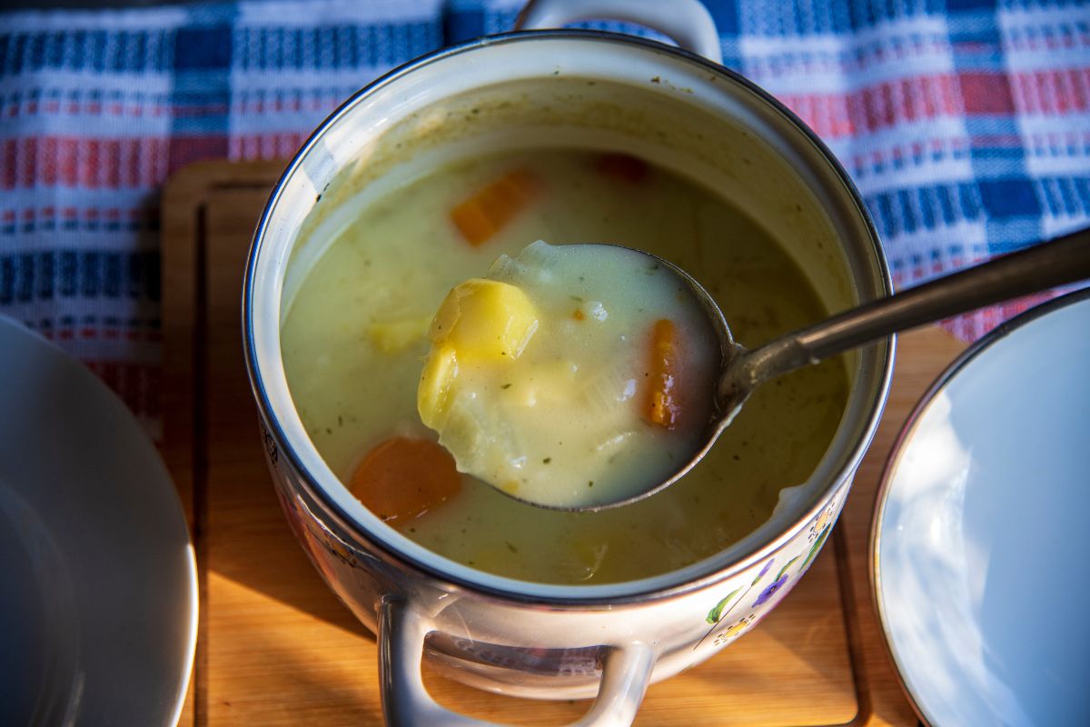 Patate e porri cotti in pentola come base per una zuppa