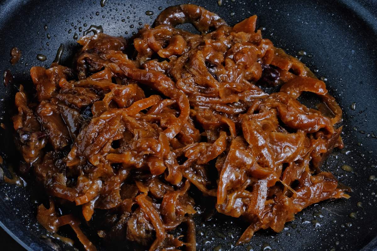 Padella con cipolle affettate cotte caramellate