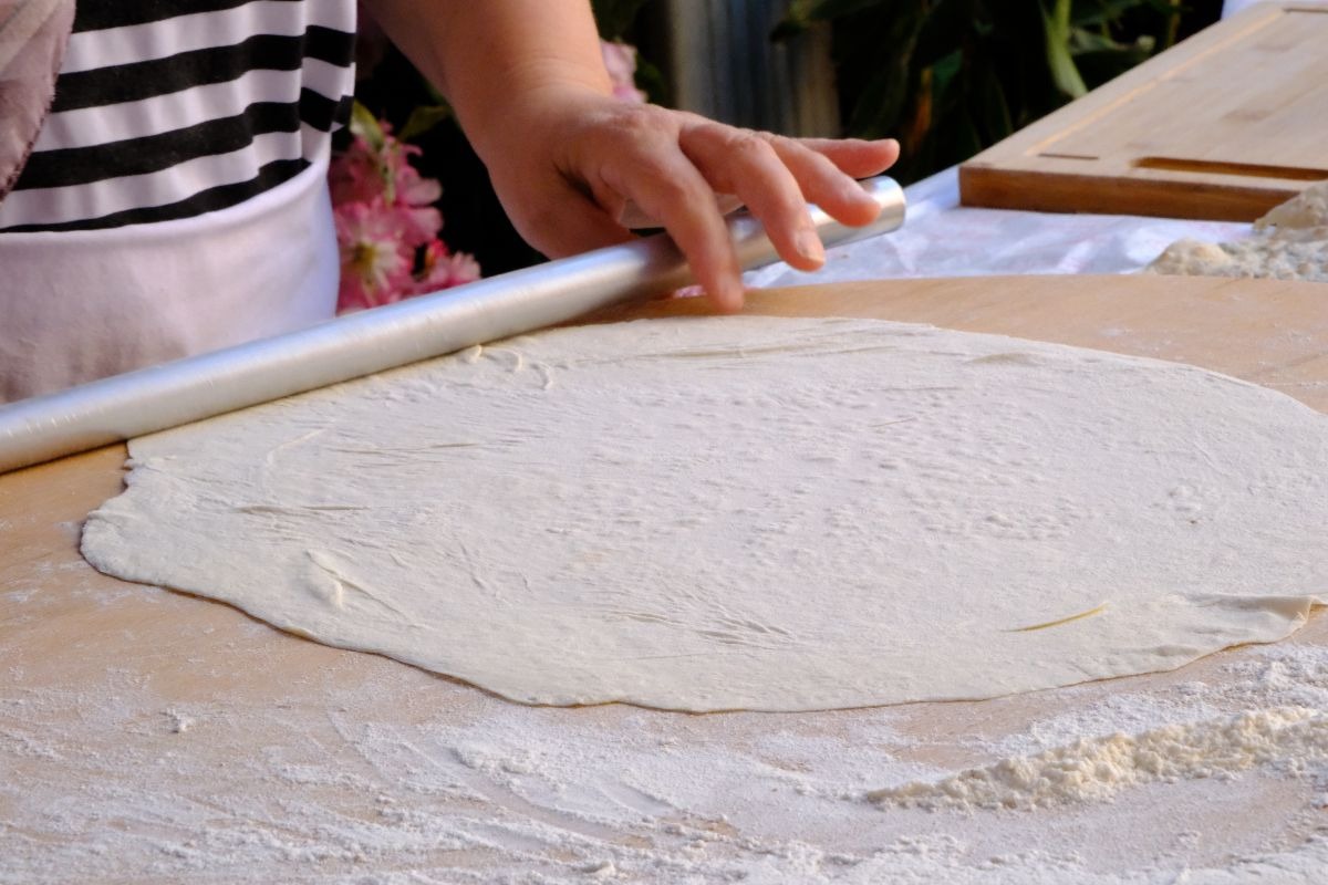Impasto lievitato steso molto sottile con mattarello