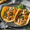 Sfiziosi tacos messicani vegani ripieni di avocado e ceci