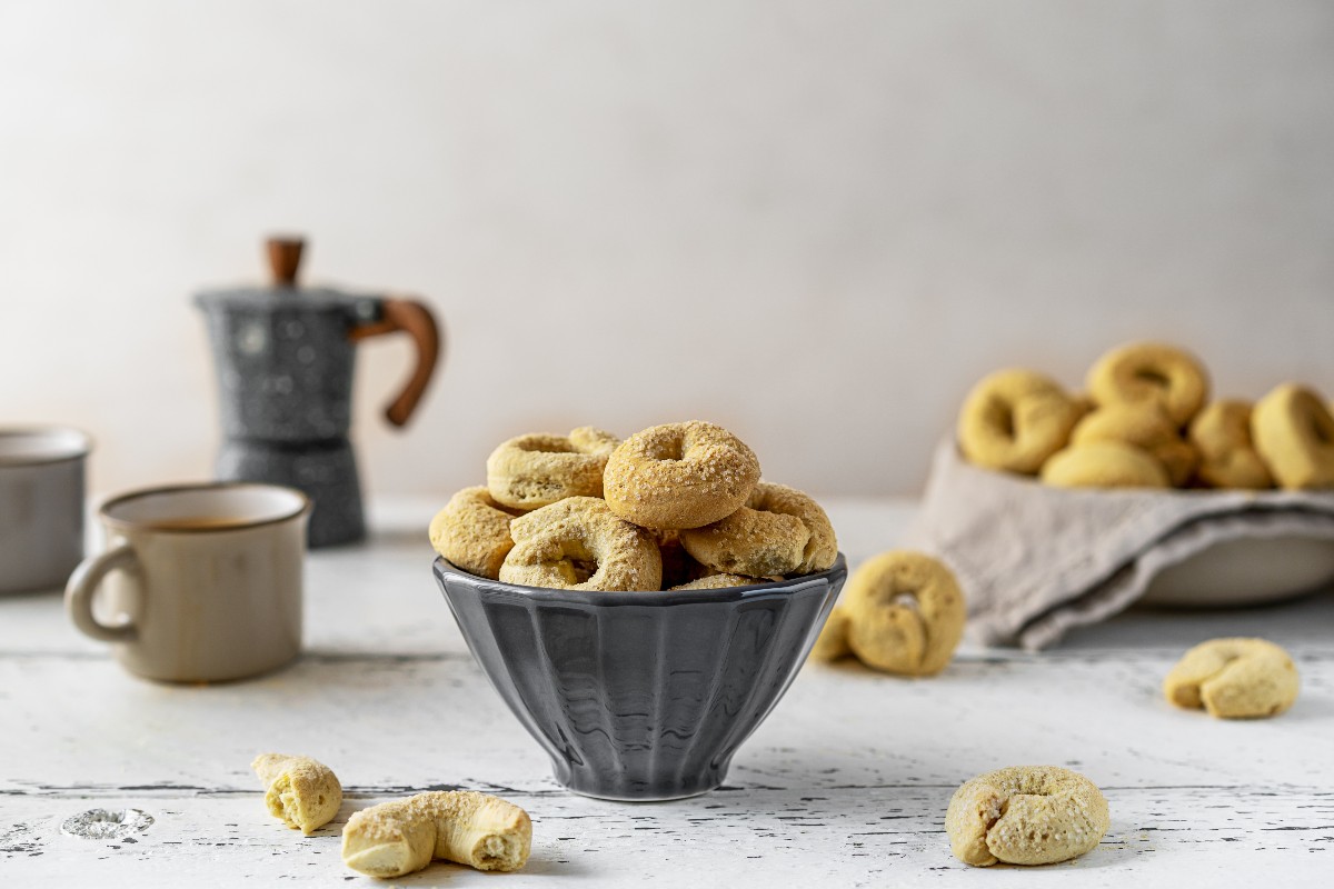 Ciotola con biscotti a forma di ciambella ricoperti di zucchero