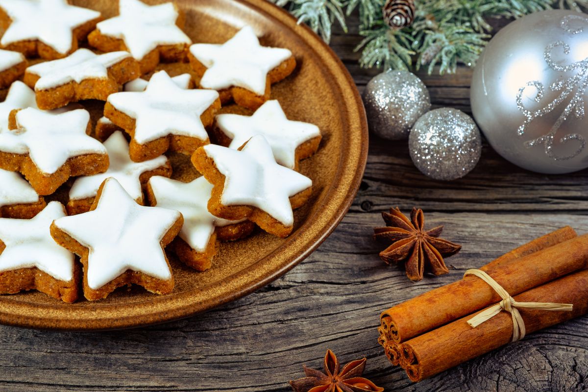 Stelline di biscotti alla cannella decorati con glassa allo zucchero a velo