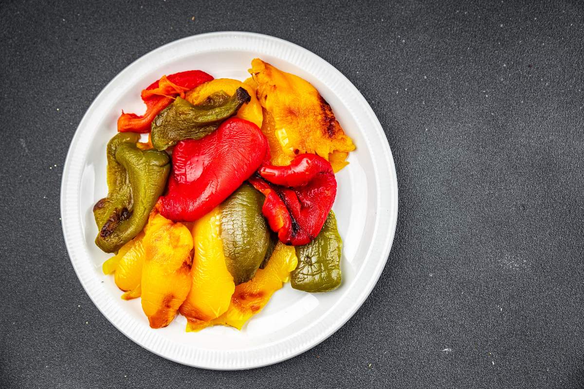 Piatto visto dall'alto con peperoni arrostiti