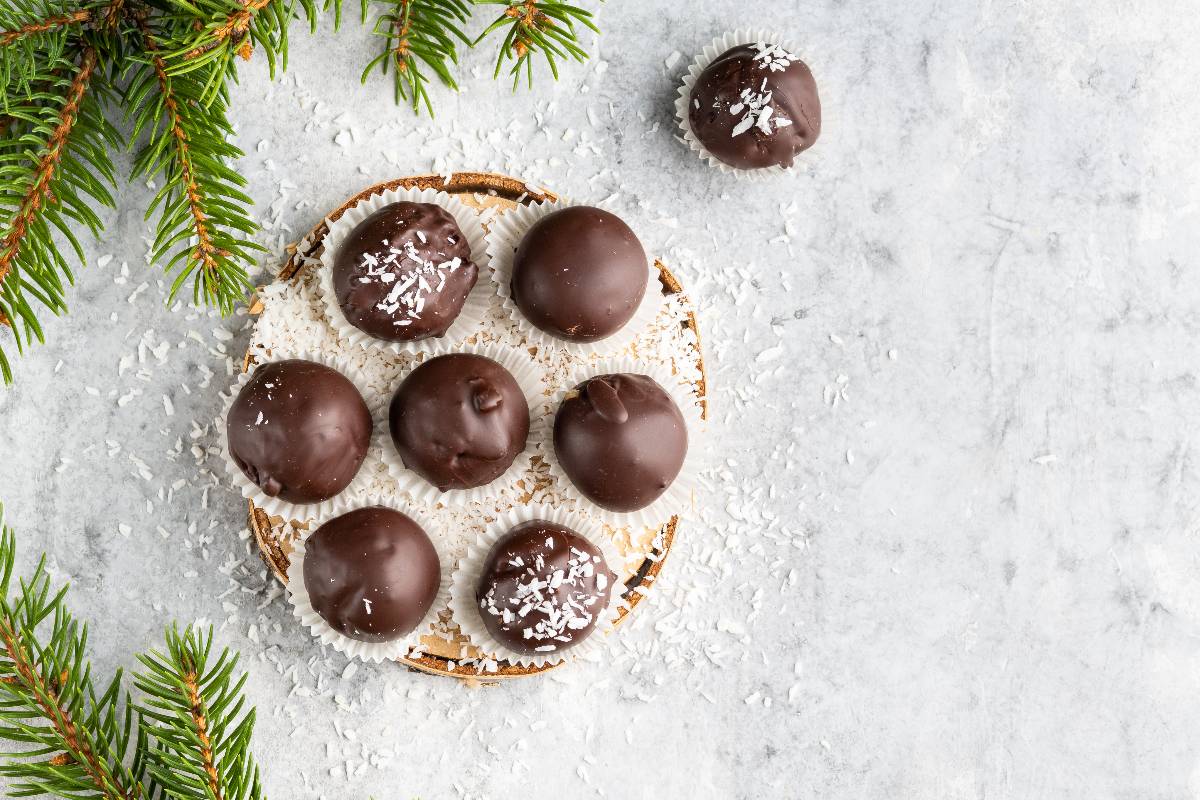 Vista dall'alto tartufini ricoperti di cioccolato e decorati con scaglie di cocco