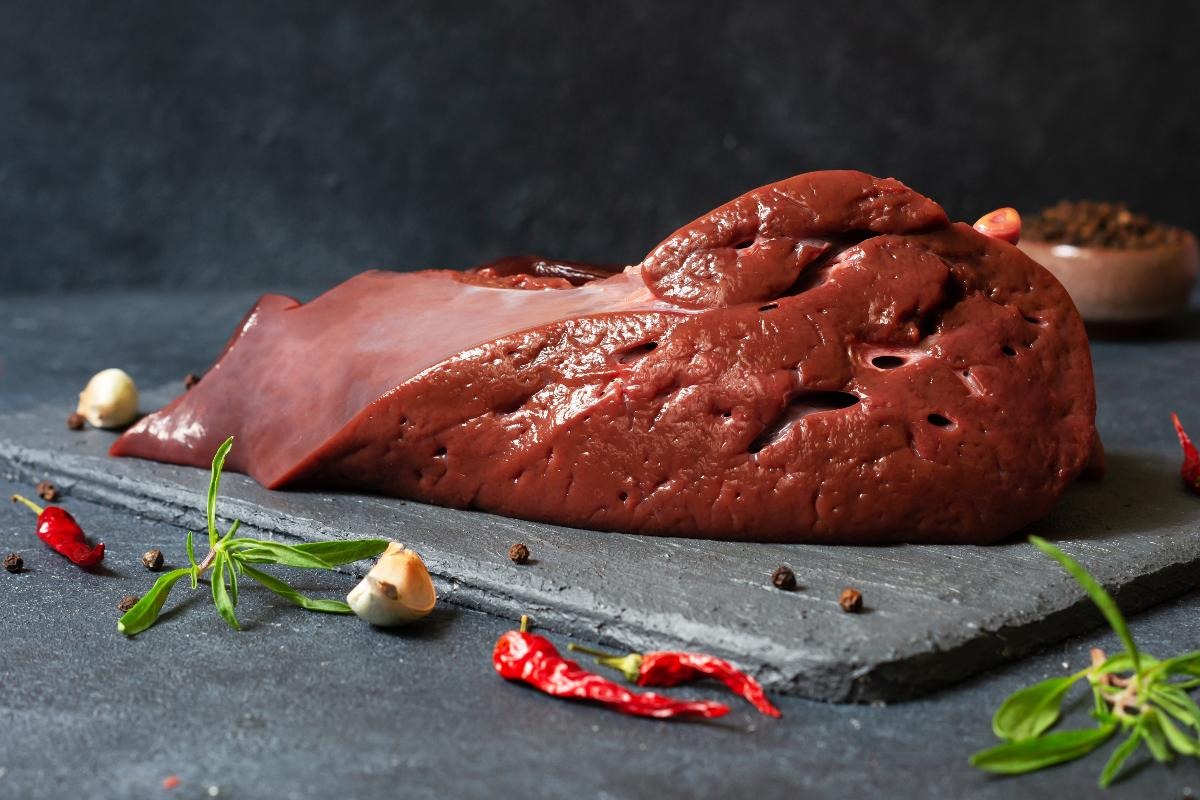 Pezzo di fegato su tagliere di ardesia