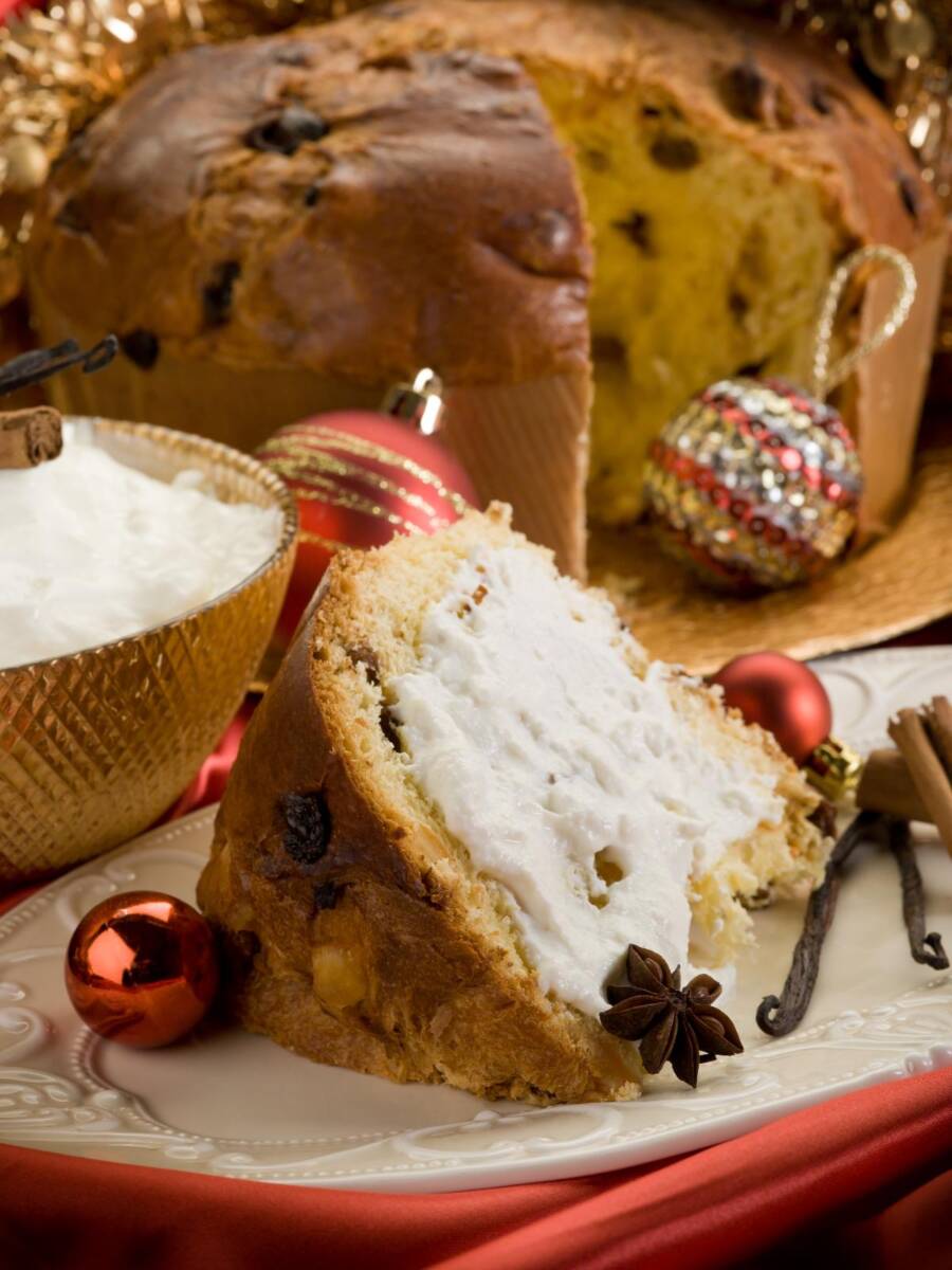 Fetta di panettone con crema al mascarpone