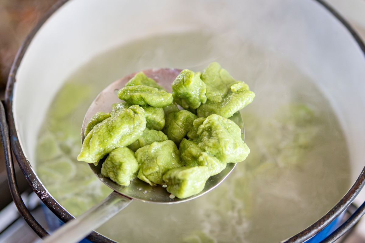 Gnocchi verdi ripescati dalla pentola con la schiumarola