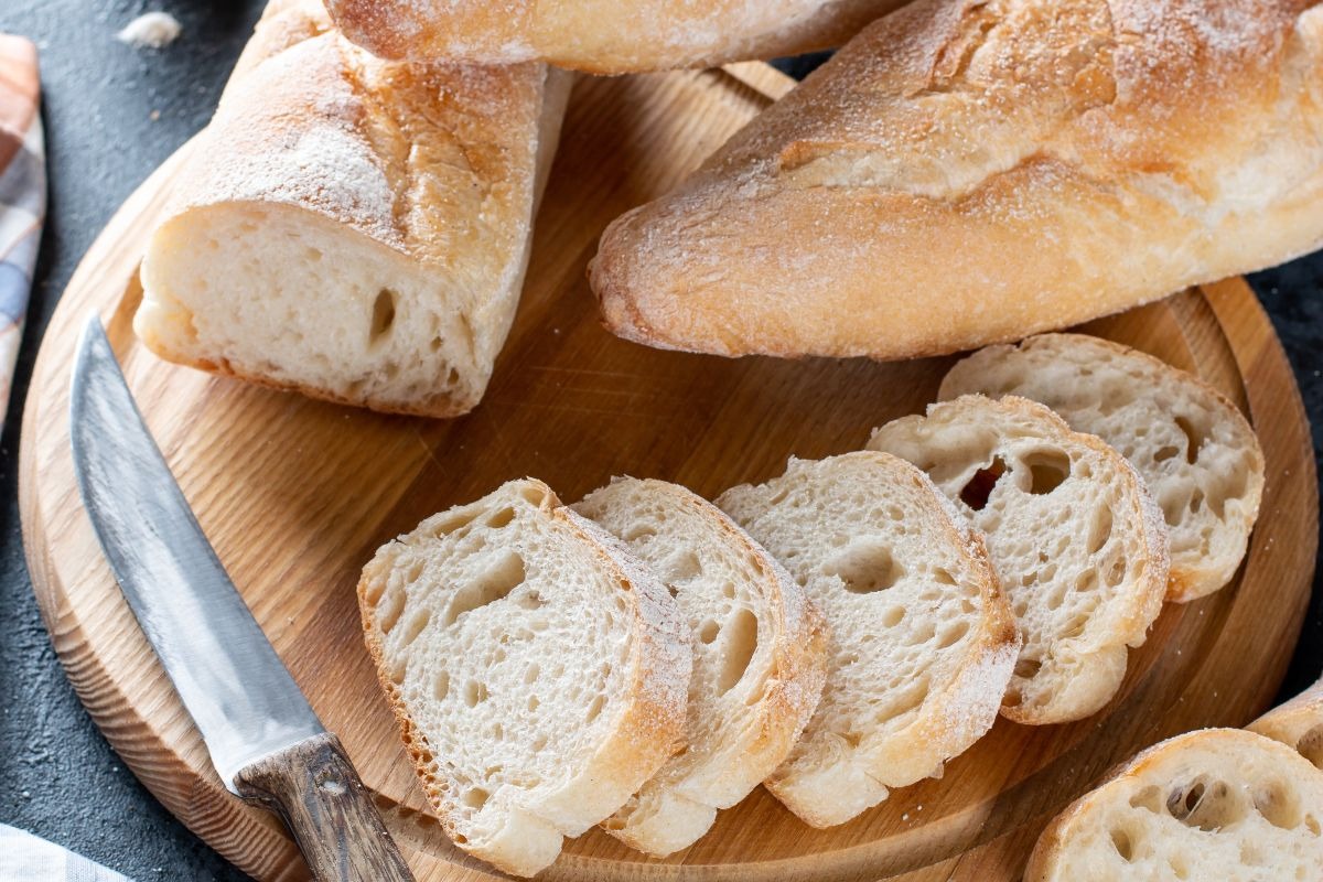 Pane tagliato a fette su tagliere di legno