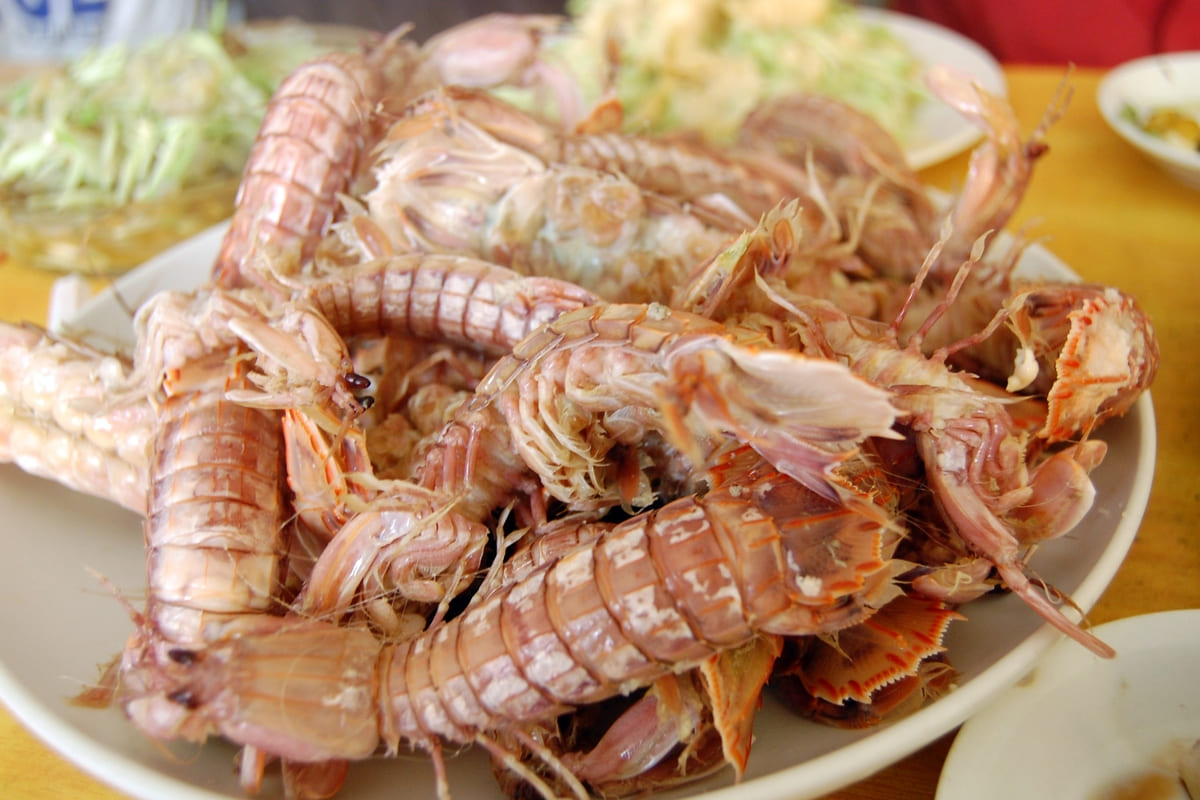Piatto con canocchie o cicale di mare fresche