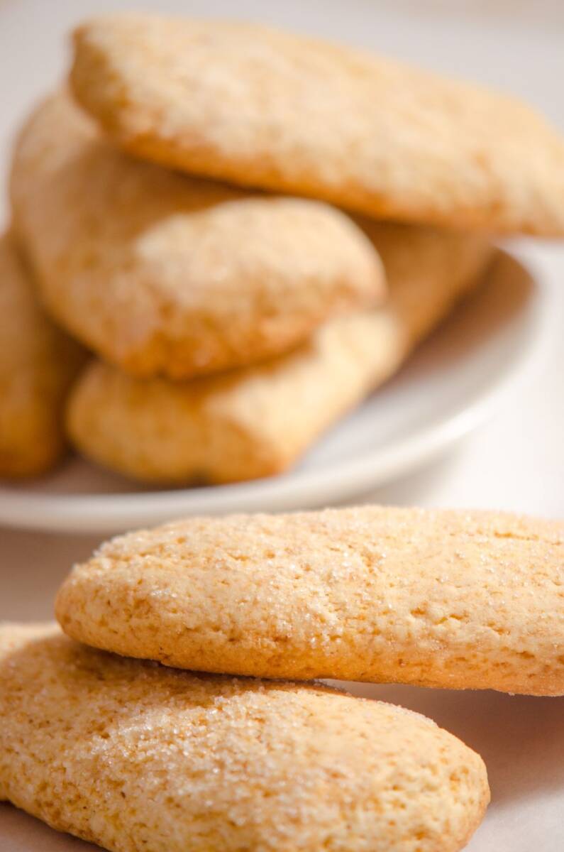 Biscotti semplici di forma allungata uno sull'altro