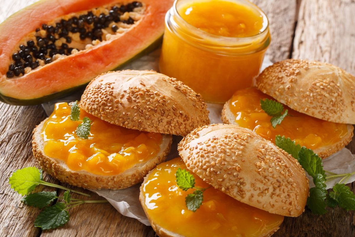 Panini con semi di sesamo farciti con marmellata di papaia