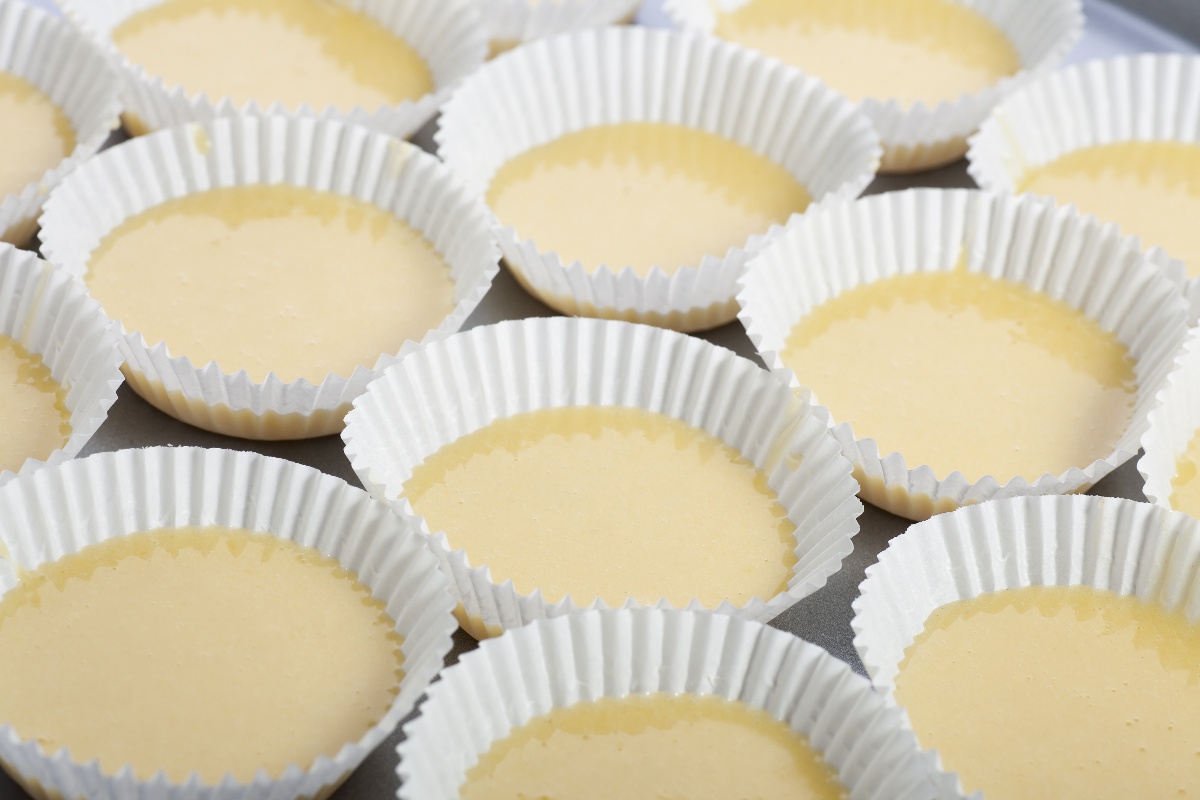 Composto di tuorli e zucchero montati in pirottini di carta