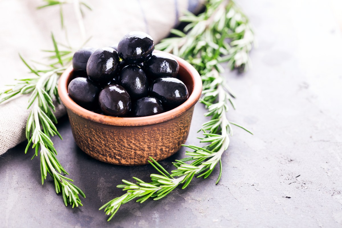 Ciotola con olive nere appena raccolte