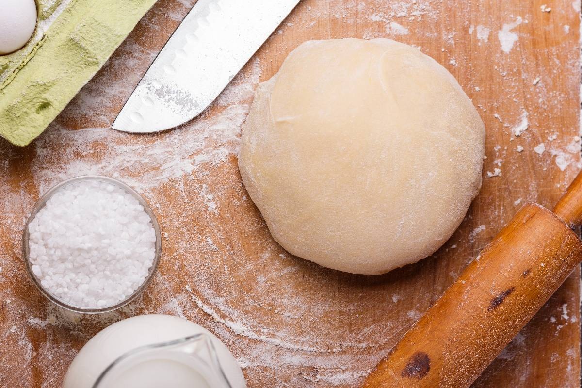 Panetto di pasta fresca senza uova ancora da stendere