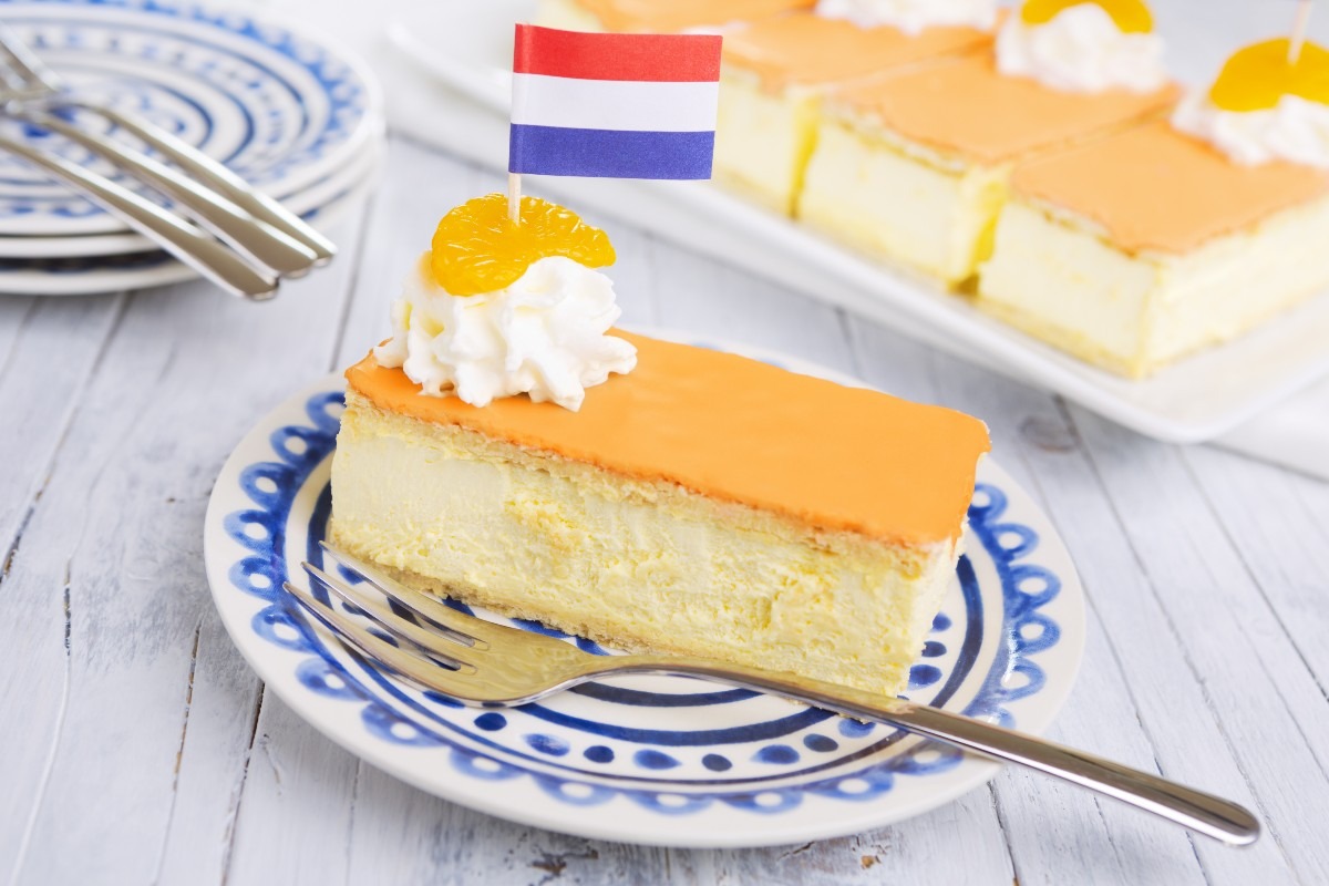Dolce olandese composto da due strati di sfoglia farciti con crema pasticcera e decorato con glassa arancione