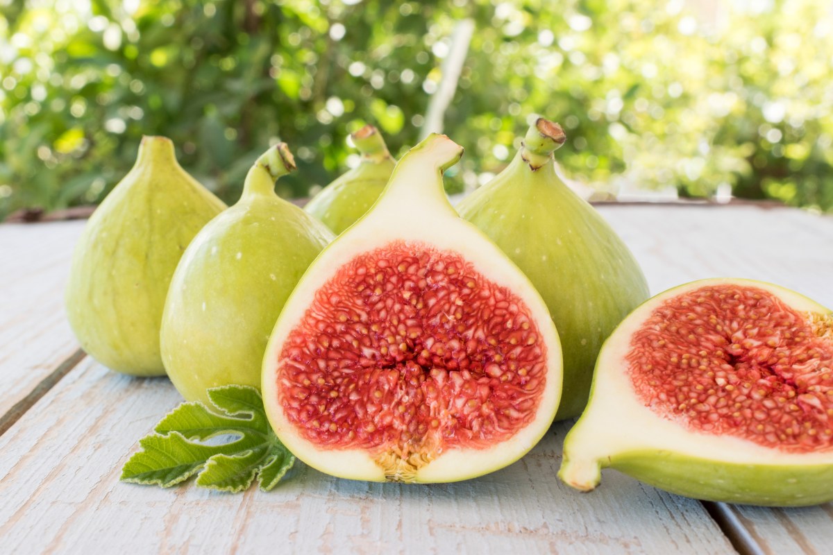 Fichi verdi freschi appena raccolti tagliati a metà