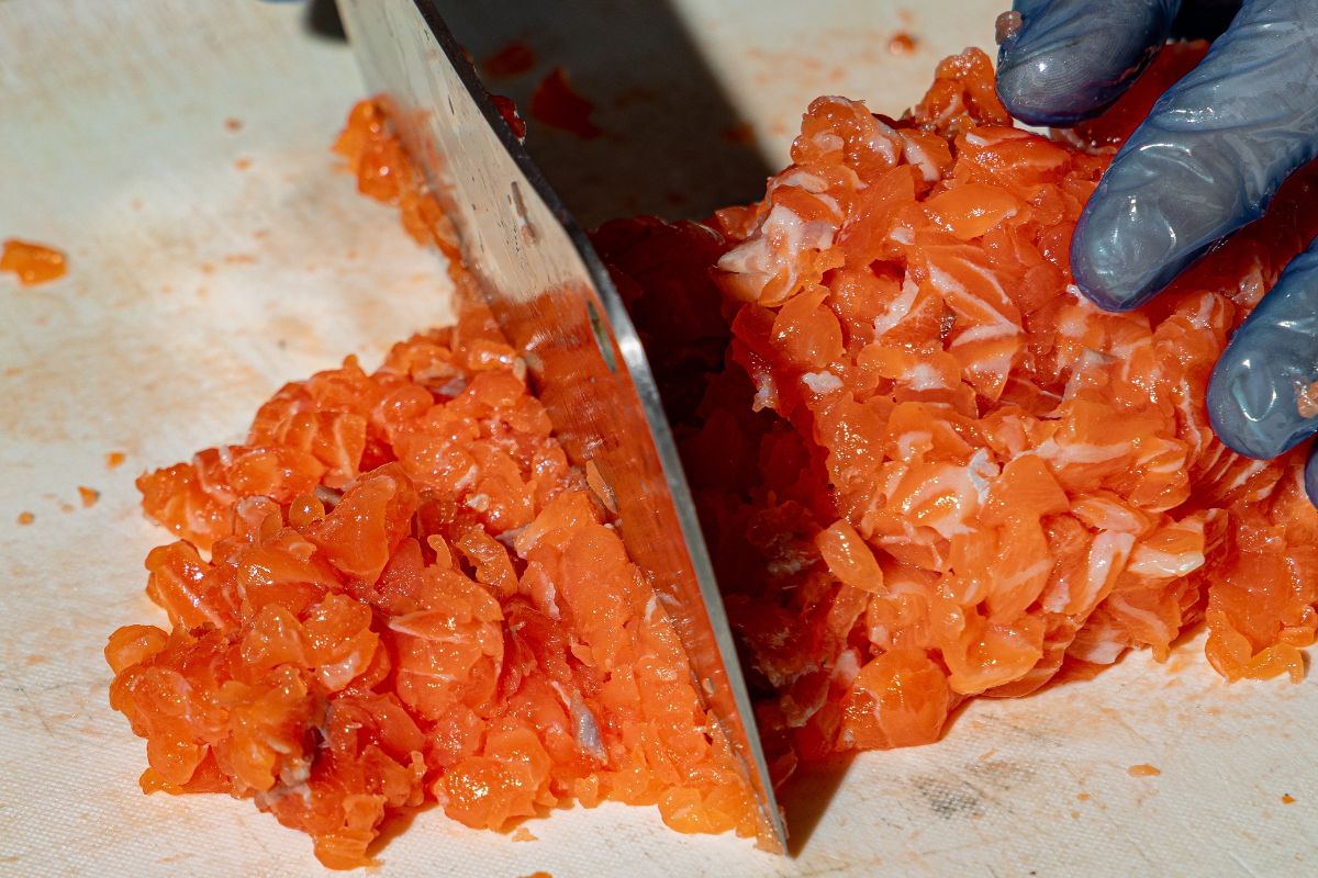 Salmone tritato al coltello  per preparazione tartare