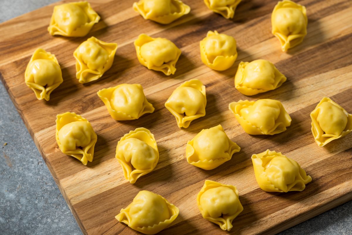 Tagliere di legno con tortellini di Valeggio appena fatti
