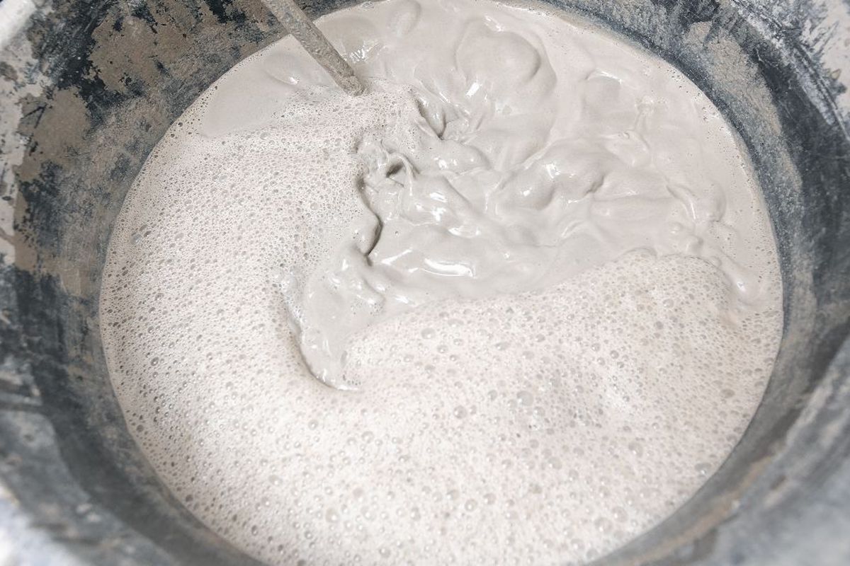 Ciotola con pastella di farina di grano saraceno
