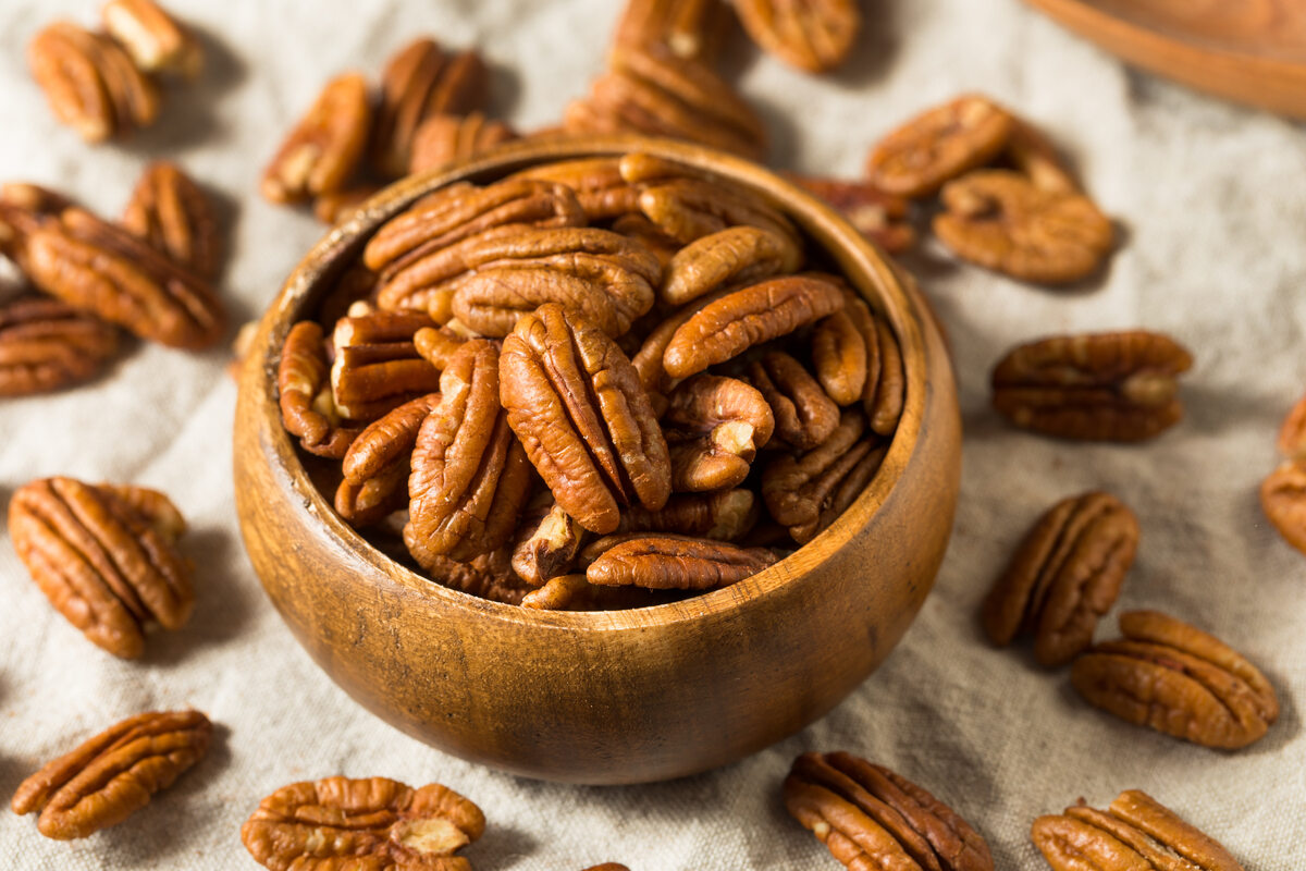 Ciotola di legno con noci pecan sgusciate
