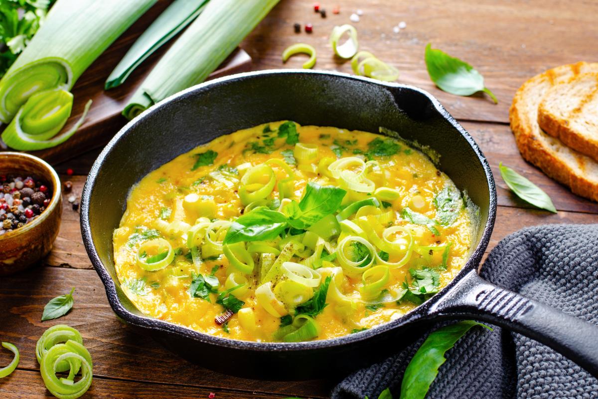 Padella in ghisa con frittata a base di porri