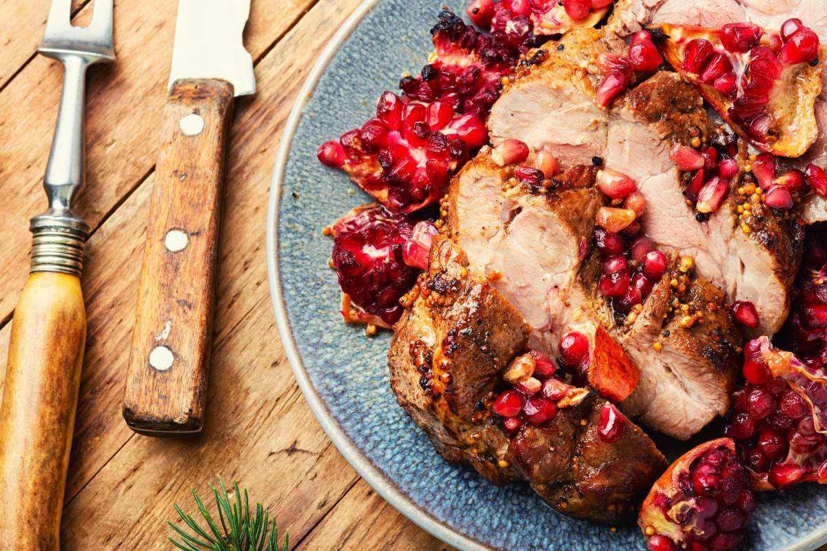 Vista dall'alto arrosto al melograno tagliato a fette