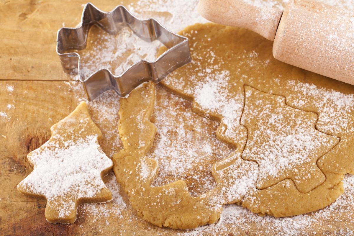Biscotti di pasta frolla con forme natalizie ancora da cuocere