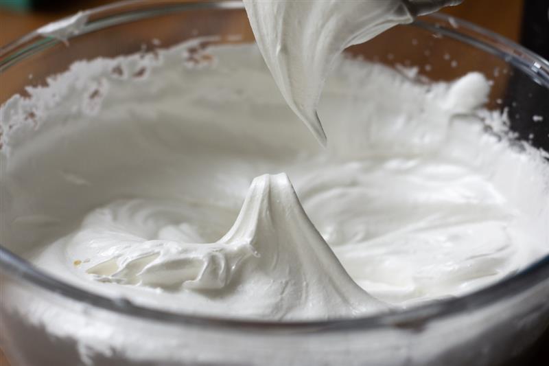 Albumi montati a neve con zucchero per meringa